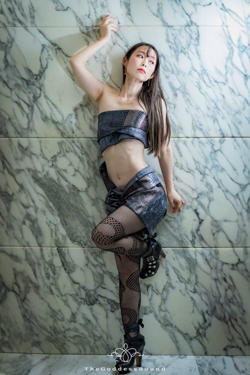 #いいおなかの日 
瀬を早み　岩にせかるる　腹筋の
割れても末に　逢はむとぞ思ふ

#artphotography #fineartphotography #aesthetics #visualpoetry