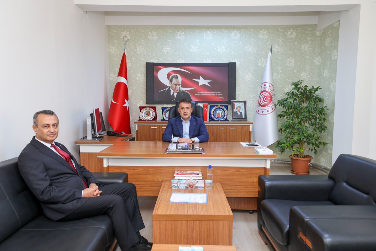📌 Valimiz Sayın Faik Oktay Sözer, Ticaret İl Müdürlüğü’nü ziyaret etti.

Ziyarette, İl Müdürü Şinasi Balta’dan 2025 yılı faaliyetleri ve yürütülen çalışmalar hakkında bilgi alan Valimiz Sayın Sözer, tüketici hakem heyeti başvurularından piyasa denetimlerine kadar birçok konuda