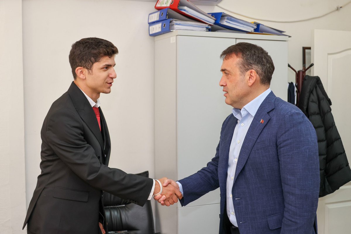 bilecikvaliligi's tweet photo. 📌 Valimiz Sayın Faik Oktay Sözer, Ticaret İl Müdürlüğü’nü ziyaret etti.

Ziyarette, İl Müdürü Şinasi Balta’dan 2025 yılı faaliyetleri ve yürütülen çalışmalar hakkında bilgi alan Valimiz Sayın Sözer, tüketici hakem heyeti başvurularından piyasa denetimlerine kadar birçok konuda yürütülen çalışmaları değerlendirdi.

✅ 2025 yılı içerisinde İl Tüketici Hakem Heyeti’ne yapılan 1.615 başvurudan 875’i tüketici lehine sonuçlandı.

✅ 619 firmada 4.139 ürün denetlendi; 155 firmaya toplam 680 bin 260 TL idari para cezası uygulandı.

✅ 338 firmada 693 ürün haksız fiyat artışı yönünden incelendi, 96 firma Ticaret Bakanlığı’na bildirildi.

📍Valimiz Sayın Sözer, tüketicinin korunması, piyasa denetimleri ve ticari faaliyetlerin mevzuata uygun şekilde yürütülmesi yönünde sürdürülen çalışmalar dolayısıyla Ticaret İl Müdürlüğü’ne teşekkür ederek çalışmalarında kolaylıklar diledi.

@FaikSOZER