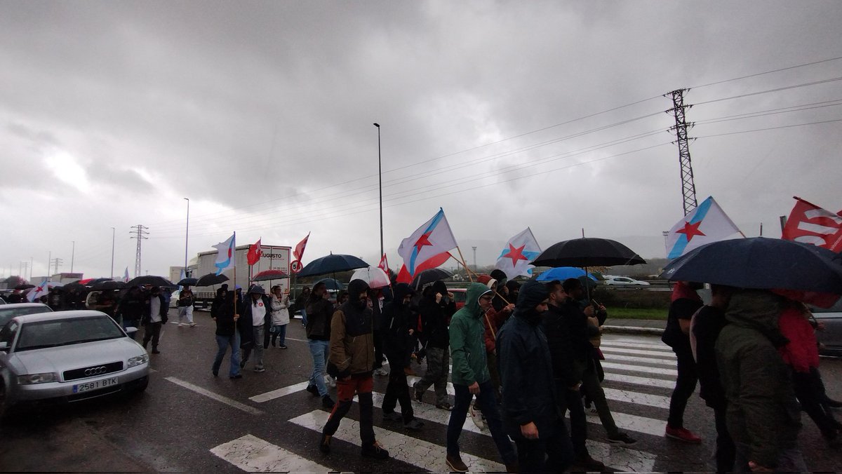 Hoxe no Porriño no #CTAG, apoiando ás compañeiras e compañeiros diante dun ERE+ERTE que a empresa quere impoñer pola súa propia mala xestión. Coa connivencia de UGT, claro.