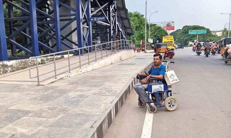 NammaChennai_'s tweet photo. 🚨 Alandur Metro is still inaccessible for PwD

Alandur Metro station lacks a proper ramp, forcing wheelchair users to use a steep, distant back entrance.

2022: All metro stations will be made disabled friendly: CMRL tells Madras HC

3 years on and still nothing? @cmrlofficial https://t.co/khJXIPycbL