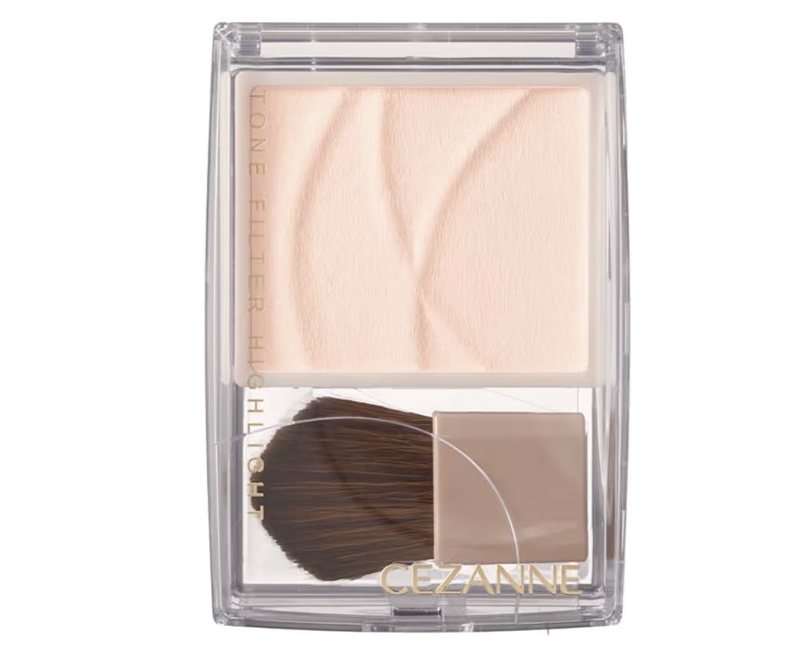 0909_pp's tweet image. 30歳過ぎてから「疲れ顔」がデフォルトだったけど  
これ塗った瞬間  
「え、誰！？」って鏡見た😂💦  

セザンヌのトーンフィルターハイライト  
通称BBAの粉🥹

プチプラなのに  
光が当たった瞬間、10歳若返る  
マジで「ズルい」レベル。

売り切れ続出らしいけど  
再入荷きたら即買い決定🔥