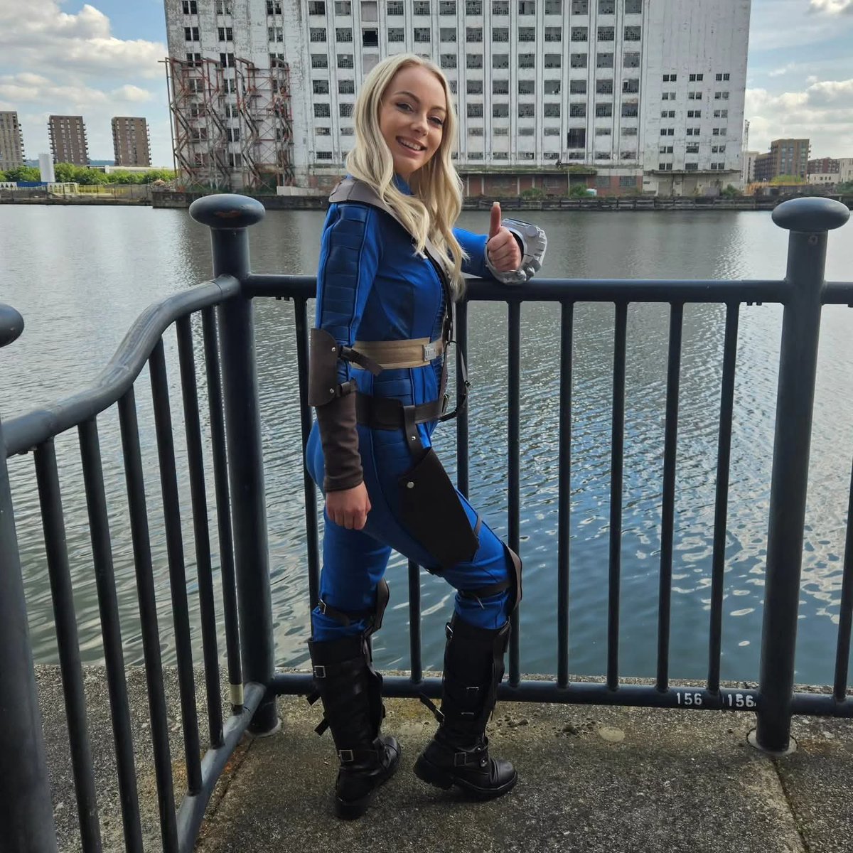 its_chloehill's tweet image. Just patiently waiting for season 2 of fallout!! #cosplay #fallout #comiccon #ootd #33 #vaulttec