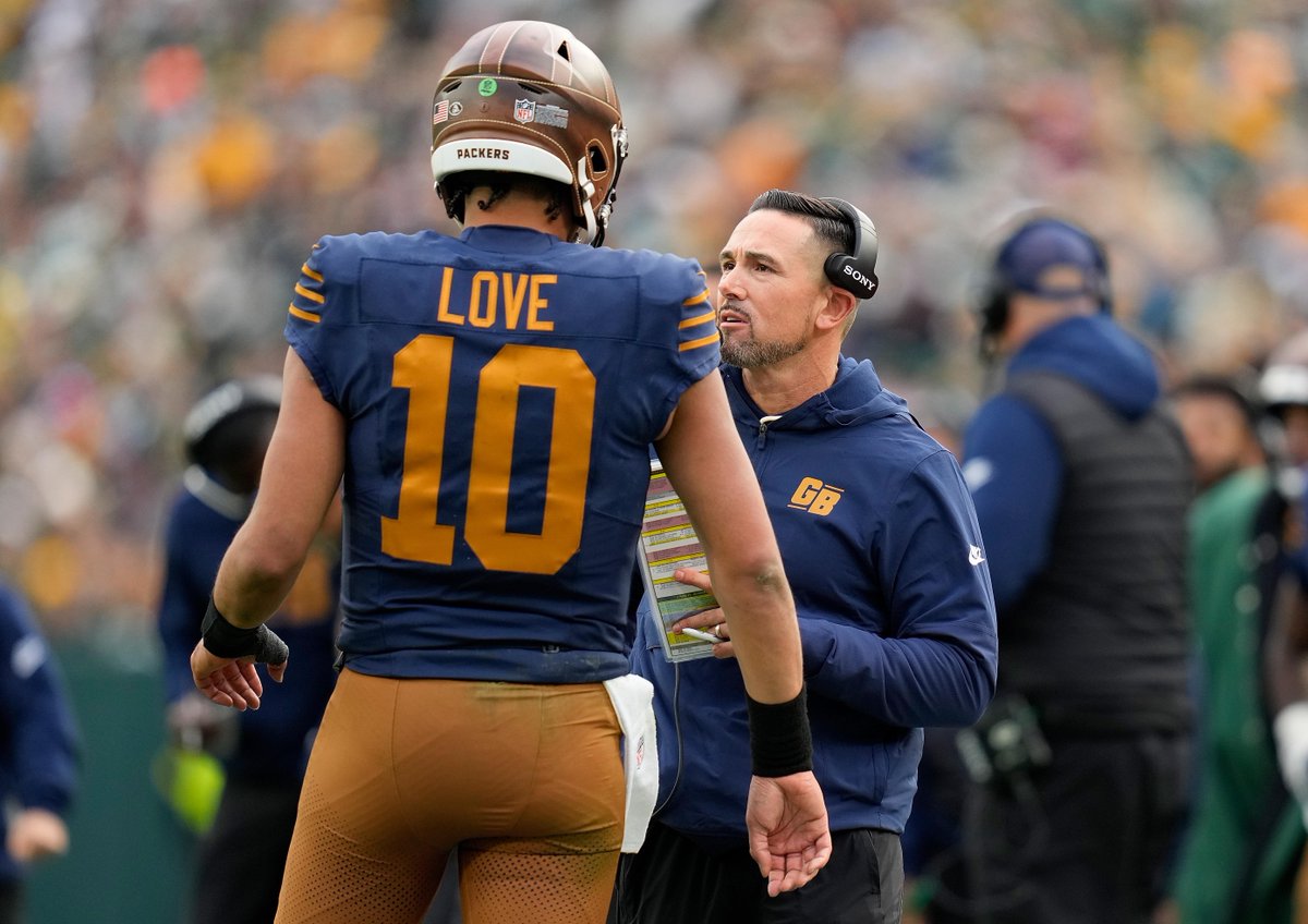 wisportsradio's tweet photo. ON NOW: @waynelarrivee joins @kuhnj30 &amp; @RamieIsTweeting to preview the #Packrs-#Eagles Monday night showdown!

What needs to happen for Green Bay to bounce back?

Tune in NOW! #GoPackGo 

Listen HERE: https://t.co/PeXJoepfm6 https://t.co/cQmzzeZUkZ