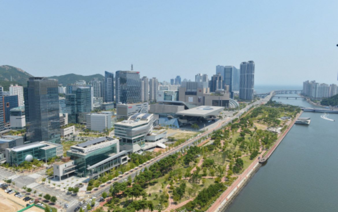 haeundae_kim's tweet photo. 부산이 노인과 바다가 된 이유 중
크게 작용한 것이 IMF 이후 안상영 부산시장 당시,

지금은 부산의 랜드마크라고 하는 마린시티와 센텀시티 지구를 원래는 상업시설로 계획 했다가 지구단위 변경을 통해 주거단지가 들어오게 해서 Bed Town을 만든 것이다.

화려해 보이지만, 부산 몰락의 원흉이다

그런데 웃긴건 이 지랄 맞은 일을 부산역 뒷편 북항 재개발을 하면서 또 하고 있다.

상업과 산업시설이 들어 올 자리라고 인허가를 내고, 고시변경을 통해 아파트, 호텔 장사를 하고 있다.

그렇게 부산은 죽어가고 있고,
청년들은 일자리가 없어 부산을 떠난다.

아이러니하게도 사람들은 이곳이 부산의 상징처럼 여긴다.

세상은 아이러니하다.