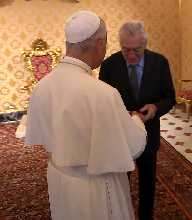 #PopeLeoXIV tells Robert De Niro, "It's a pleasure to meet you." The actor replies, "Me too." The pope gave him a rosary.