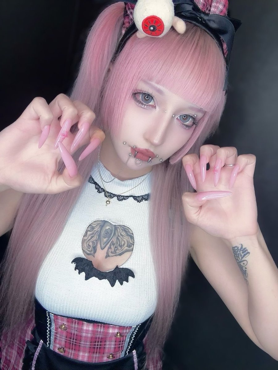 ぴあいん👻
ネイル変えた〜！今回はシンプルぴんく🎀
シンプルもかわいいよねෆ˚*
今日もご帰城おまちしており！
#でぃすとぴあ