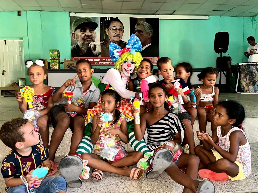 La payasa Tonguita llega al centro de evacuación de los afectados del huracán Melissa en la escuela Rita Longa. <a href="/citmacuba/">Ministerio de Ciencia, Tecnología y Medio Ambiente</a> <a href="/OlanoGisela/">Gisela Olano Felipe</a> <a href="/gobiernotunas/">Gobierno Provincial de Las Tunas</a> #UnidosPorCuba #Cultura 
Foto: Dirección Provincial de Cultura