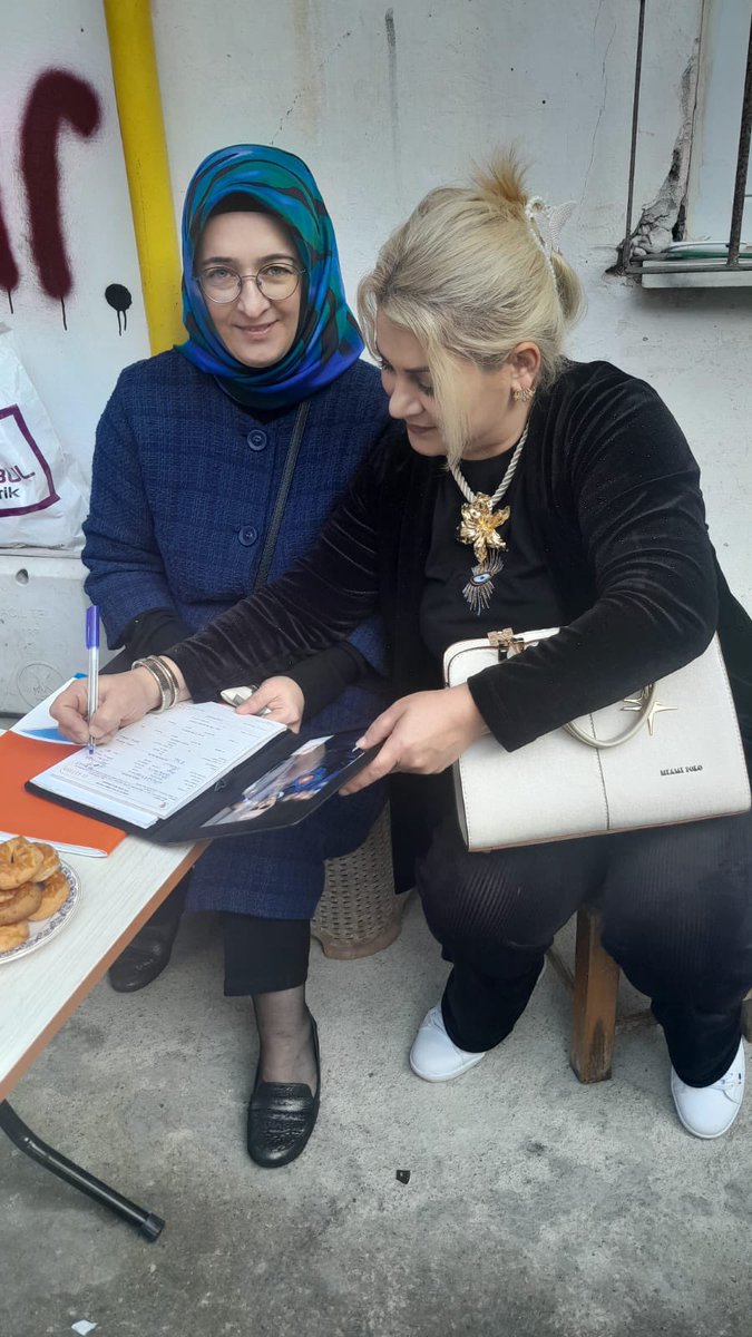 İl Kadın Kolları Başkan Yardımcımız ve İl Kadın Kolları Yönetim Kurulu Üyemiz, Çarşı Mahallesi’nde Çarşı Mahalle Yönetimi ve Çarşı Mahallesi Muhtarı ile birlikte sandık bazlı üye çalışması gerçekleştirdi. Ardından yaşlı ziyareti yaptı.