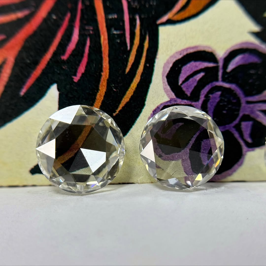 galapodiamonds's tweet image. There’s something about rose cuts that always gets the team talking. Flat tops, airy domes, and light that moves slow and soft. They’re subtle, but they never go unnoticed. We love how they sit close to the skin.
 
DM for more details!

#rosecut #rosecutdiamonds #rosecutdiamond