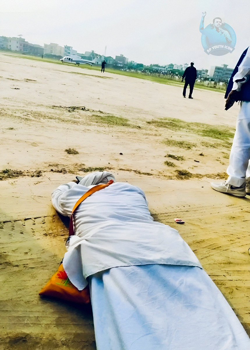 BSPTechCellAP's tweet image. నిన్న #బీహార్ ఎన్నికల ప్రచారం సభ ముగించుకుని హెలికాఫ్టర్లో బయలదేరుతుండగా #బెహెన్_మాయావతి గారికి ఒక వ్యక్తి సాష్టాంగ నమస్కారం చేస్తున్న దృశ్యం.ఇది మాయావతి గారి త్యాగానికి #బహుజనజాతి ఇచ్చే గౌరవం @Mayawati @BJP4UP @TelanganaBlitz @JaiTDP @UttarAndhraYCP @narendramodi @AnandAkash_BSP