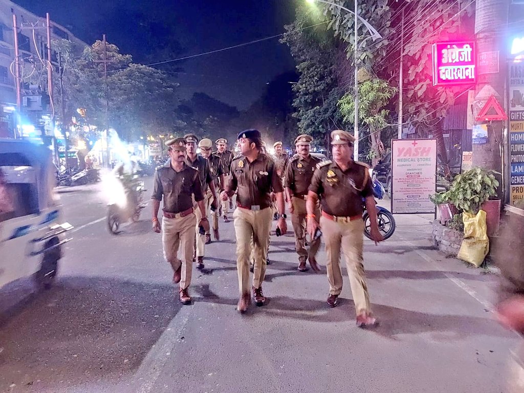 .<a href="/DCP_South/">DCP South Lucknow</a> के निर्देशन में सुरक्षा-व्यवस्था सुदृढ़ बनाने,अपराध,अपराधियों पर अंकुश लगाने हेतु जोन दक्षिणी में चलाया जा रहा है विशेष अभियान।
#ACP_Krishananagar द्वारा थाना कृष्णानगर पुलिस बल के साथ मुख्य बाजार/चौराहों/मार्गों आदि पर गश्त कर पुलिस बल को सतर्क रहने के दिए निर्देश।