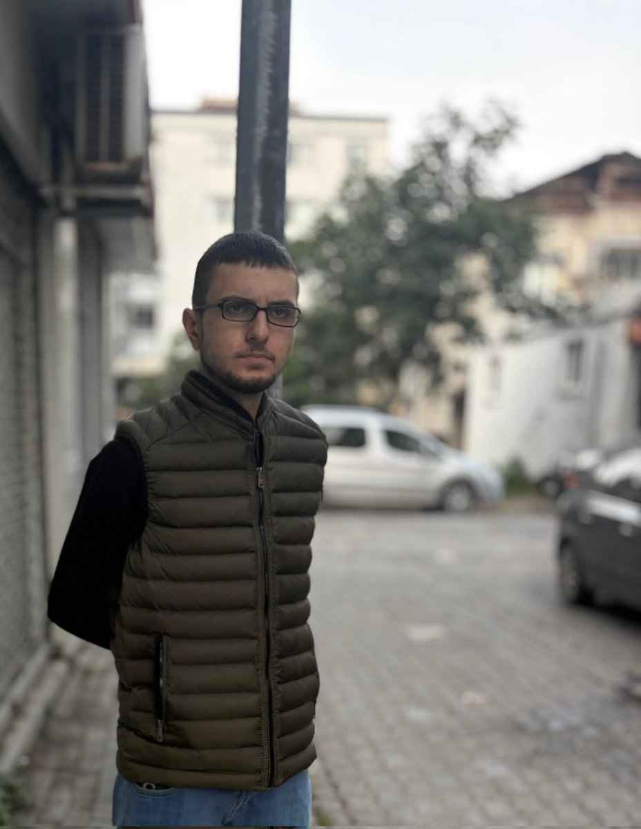 Bana attığın kazıkları saklıyorum, döndüğünde oturacak yerin olsun diye.