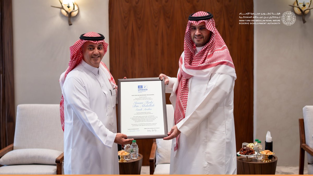 لحظة اعتزاز وطني 🇸🇦
الرئيس التنفيذي لهيئة تطوير #محمية_الإمام_تركي_بن_عبدالله_الملكية يسلم شهادة انضمام المحمية لبرنامج اليونسكو "الإنسان والمحيط الحيوي" إلى سمو رئيس مجلس الإدارة صاحب السمو الملكي الأمير تركي بن محمد بن فهد،  إنجاز يؤكد ريادة المملكة في التنمية المستدامة وصون