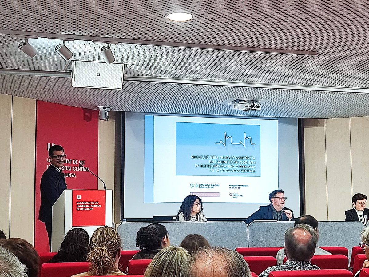 #EstàPassant: 📸El doctor Joan Cartanyà Bonvehí, defensant la seva tesi doctoral 'Reducció dels temps d'assistència en l'atenció del Codi #IAM en els equips d'atenció primària de la Catalunya Central'. 👏🏽

En Joan, metge de família, dedica part de la seva activitat laboral en la