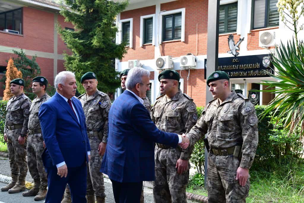 📍 Trabzon

Trabzon Özel Harekat Bölge Müdürlüğümüzü ziyaret ederek yürütülen çalışmalar hakkında bilgi aldık, kahraman personelimizle bir araya geldik. 

Milletimizin huzur ve güvenliği için fedakârca görev yapan polislerimize başarılar diliyorum. 🇹🇷