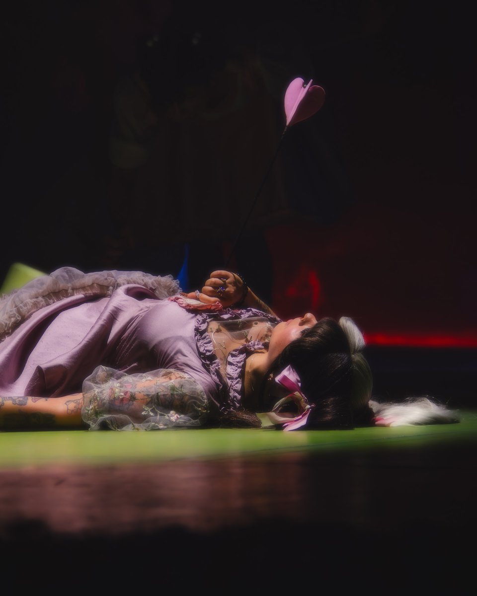 MelanieLBBHQG's tweet image. "Melanie Martinez romantiza (...)" "Melanie Martinez sexualiza (...)" "Melanie Martinez não se posiciona sobre nada."

Será que Melanie realmente NUNCA falou sobre nada? Será que ela realmente se esconde das críticas?

Vamos ler.⬇️