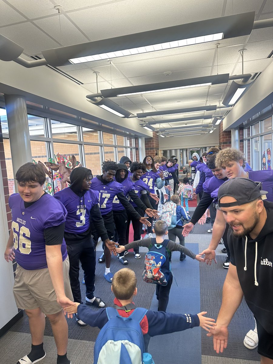 CatchitPat's tweet image. The Wideouts and The O-Line got up this morning and Blessed the next generation of World Changers with some Grizzly Love! 💜🐻 #CommunityFirst #CountOnMe