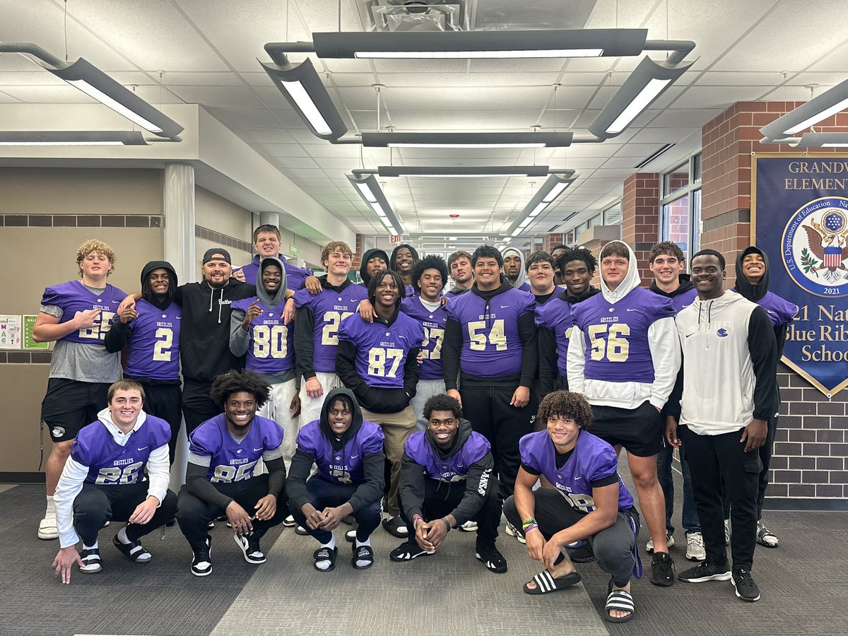 CatchitPat's tweet image. The Wideouts and The O-Line got up this morning and Blessed the next generation of World Changers with some Grizzly Love! 💜🐻 #CommunityFirst #CountOnMe