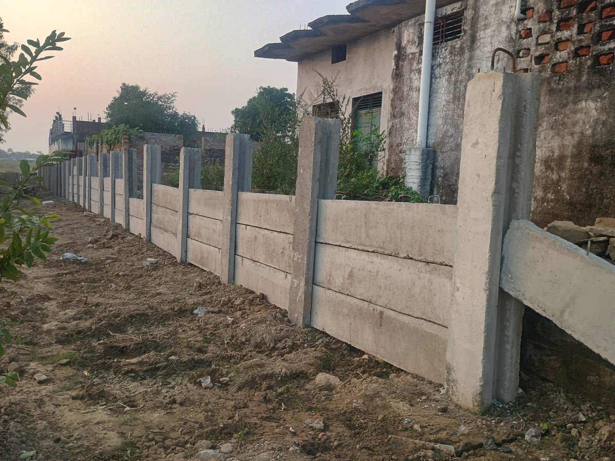 <a href="/sdenc_ald/">S K Gupta</a> <a href="/drmncrald/">DRM PRAYAGRAJ, NCR</a> <a href="/JagranNews/">Dainik Jagran</a> <a href="/TheNewspinch/">News Pinch</a> <a href="/ChitrakootDm/">DM Chitrakoot</a> <a href="/PMOIndia/">PMO India</a> <a href="/priyad01/">Priya (वकील साहिबा)</a> <a href="/DrmJhansi/">DRM Jhansi</a> महोदय,
आपके द्वारा सूचना देने के बावजूद रास्ता नहीं दिया गया और दिवाल को पूरी तरह से बंद करना शुरू कर दिया गया है लोगों का जीवन पूरी तरह से चारदीवारी के अंदर बंद हो जायेगा
महोदय मामले का संज्ञान लेते हुए पैदल मार्ग सुनिश्चित करने की कृपा करे।।