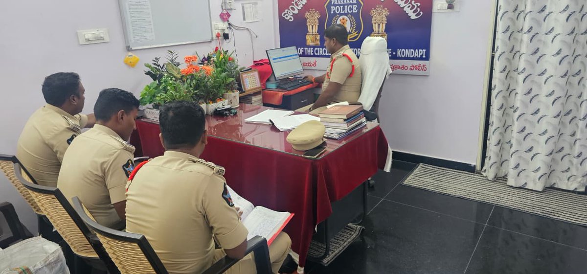 prakasam_police's tweet photo. కొండేపి సీఐ సోమశేఖర్ గారి ఆధ్వర్యంలో క్రైమ్ మీటింగ్ సర్కిల్ పరిధిలో నేరాల నివారణ, పెండింగ్ కేసుల పరిష్కారం, లా అండ్ ఆర్డర్ అంశాలపై ఎస్ఐలతో సమీక్ష.ప్రజల భద్రత కోసం కట్టుదిట్టమైన చర్యలు తీసుకోవాలని సూచనలు.
#PrakasamPolice #KondapiPolice #CrimeMeeting #LawAndOrder https://t.co/pNz43P9Dtq