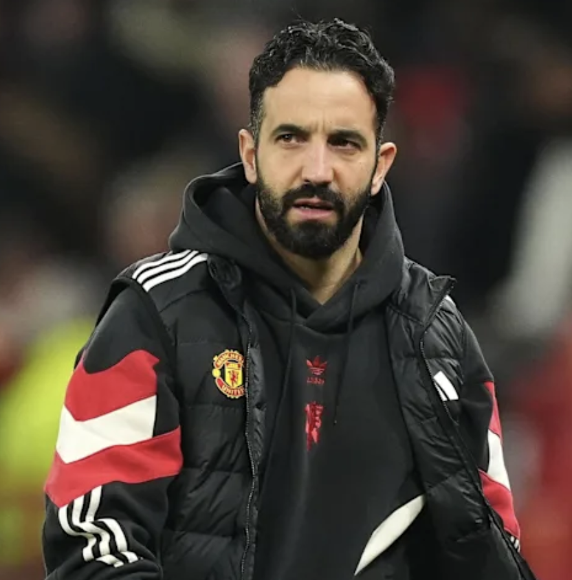 AmorimEra's tweet image. 🚨🎙️ | Ben Jacobs on Manchester United's recruitment strategy for the midfield:

“Two, I believe, MINIMUM are going to come in 2026."

[@UnitedStandMUFC]