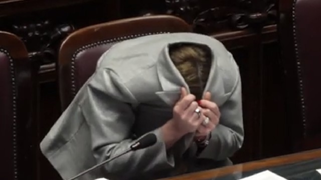 Nel silenzio assordante dei partiti che sostengono il presidente #Schifani, due proverbi riecheggiano in lungo e in largo, in #Sicilia: “calati juncu ca passa la china” ma anche "cu nasci tunnu non pò moriri quatratu".