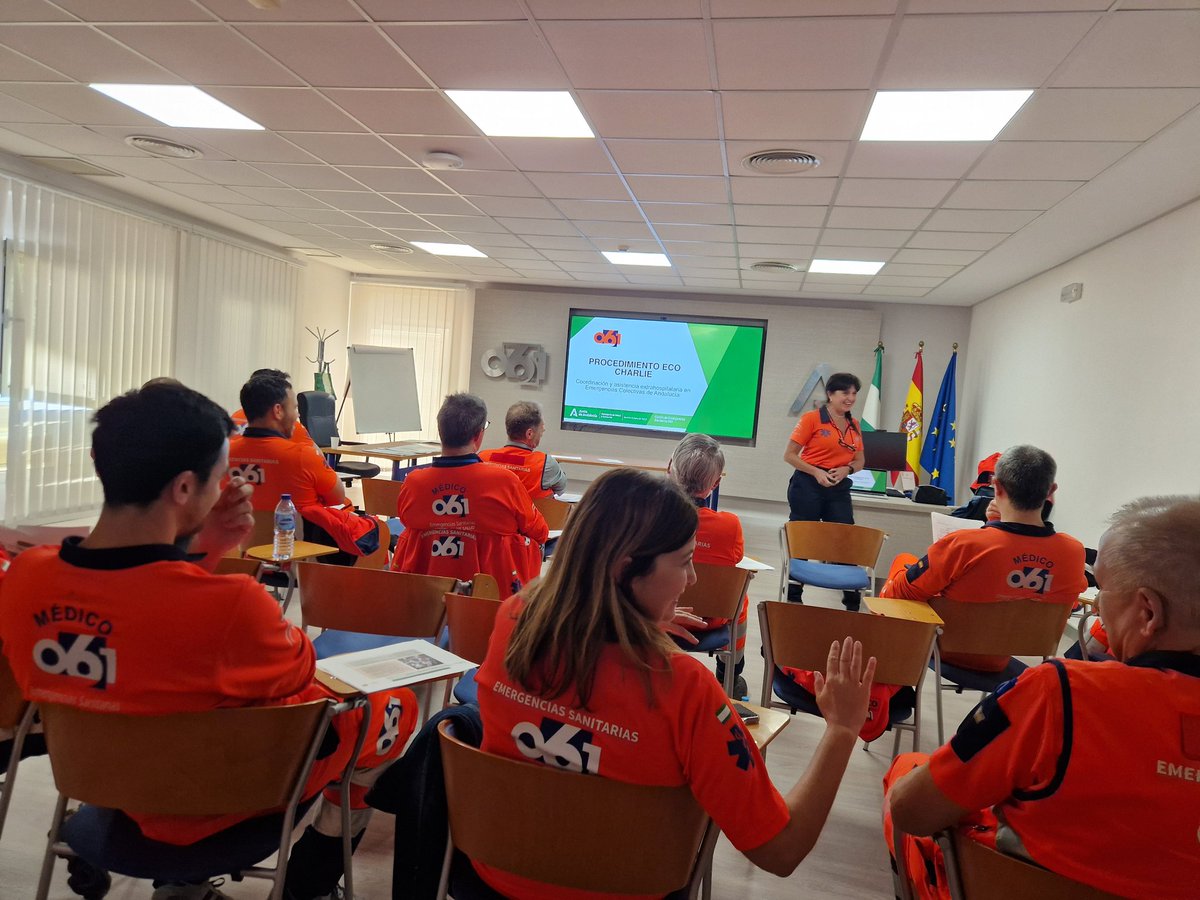fayusob's tweet photo. Esta semana hemos disfrutado de una sesión de Formación Obligatoria, como parte de nuestra Jornada Laboral. En esta ocasión ha versado sobre atención a Incidentes de Múltiples Víctimas, especialmente Incidentes #NBQ.
Nuestro sino es correr hacia el lugar de donde todos huyen y eso hace grandes a todos los profesionales de los equipos intervinientes...!!!
Pero hay que estar preparado, adiestrados, formados y entrenados para atender estas situaciones críticas complejas sin dilación.
#emergency #Emergencias #EMS #SEM #emergenciasnoparaaficionados