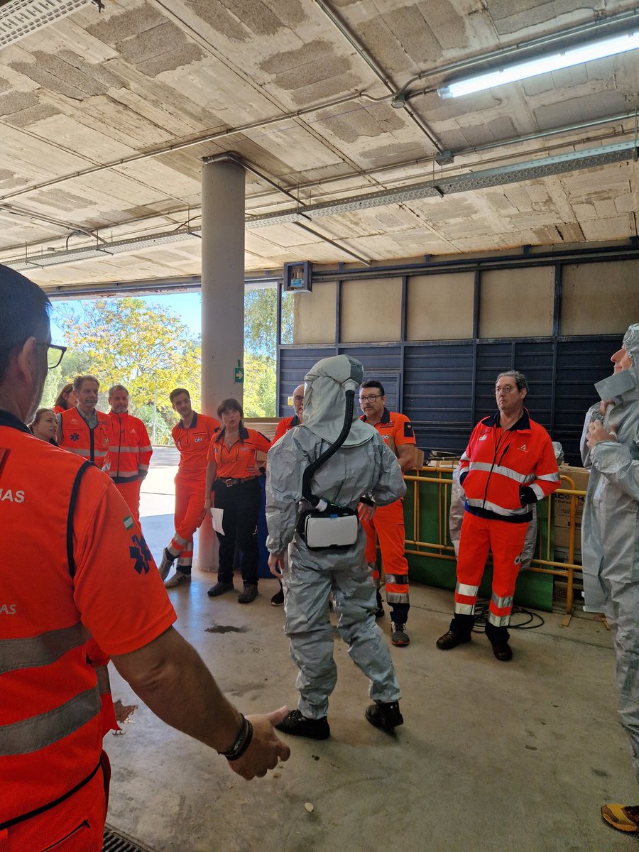 fayusob's tweet photo. Esta semana hemos disfrutado de una sesión de Formación Obligatoria, como parte de nuestra Jornada Laboral. En esta ocasión ha versado sobre atención a Incidentes de Múltiples Víctimas, especialmente Incidentes #NBQ.
Nuestro sino es correr hacia el lugar de donde todos huyen y eso hace grandes a todos los profesionales de los equipos intervinientes...!!!
Pero hay que estar preparado, adiestrados, formados y entrenados para atender estas situaciones críticas complejas sin dilación.
#emergency #Emergencias #EMS #SEM #emergenciasnoparaaficionados