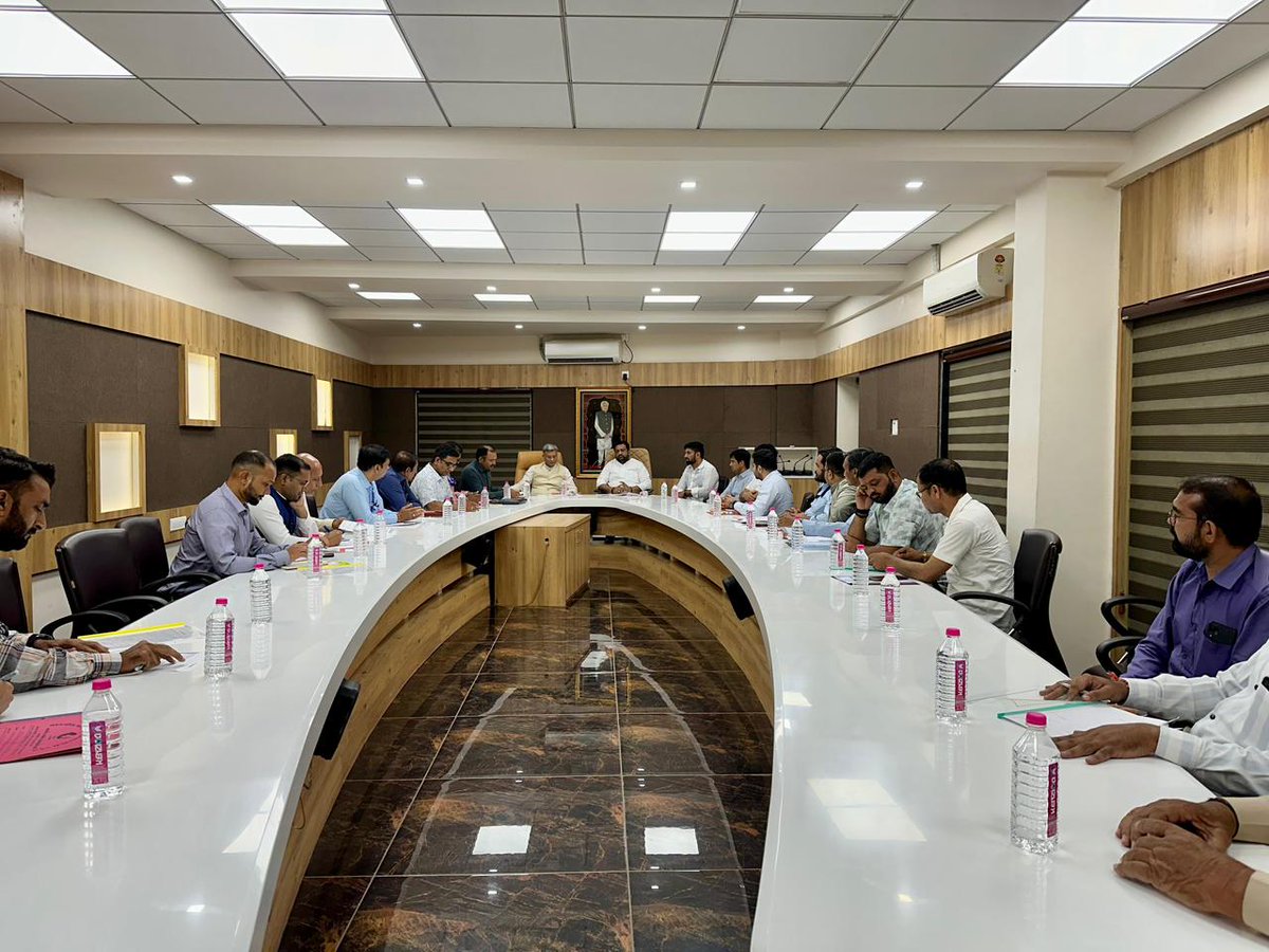 Kiritbhai_Patel's tweet image. વેરાવળ માર્કેટિંગ યાર્ડ.
આજરોજ ભારત સરકારના સહકાર સચિવ શ્રી પંકજ કુમાર બંસલ સાહેબ ની ઉપસ્થિતિમાં “સહકાર થી સમૃદ્ધિ” અભિયાન અંતર્ગત યોજાયેલ બેઠકમાં, જૂનાગઢ જિલ્લા સહકારી બેંક લિમિટેડના ચેરમેન તરીકે ઉપસ્થિત રહેવાનો સન્માન મળ્યો.
આ બેઠકમાં સહકાર ક્ષેત્રને વધુ મજબૂત બનાવવા માટેના…