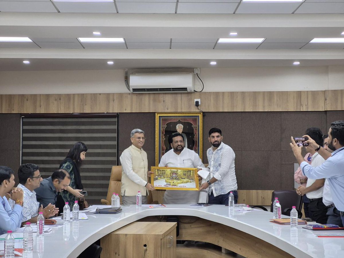 Kiritbhai_Patel's tweet image. વેરાવળ માર્કેટિંગ યાર્ડ.
આજરોજ ભારત સરકારના સહકાર સચિવ શ્રી પંકજ કુમાર બંસલ સાહેબ ની ઉપસ્થિતિમાં “સહકાર થી સમૃદ્ધિ” અભિયાન અંતર્ગત યોજાયેલ બેઠકમાં, જૂનાગઢ જિલ્લા સહકારી બેંક લિમિટેડના ચેરમેન તરીકે ઉપસ્થિત રહેવાનો સન્માન મળ્યો.
આ બેઠકમાં સહકાર ક્ષેત્રને વધુ મજબૂત બનાવવા માટેના…