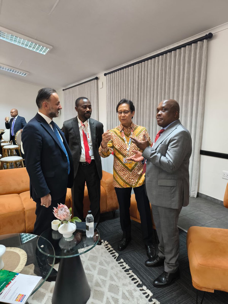 AzizAlperBiten's tweet photo. 📍Güney Afrika 

G20 2025 Sağlık Bakanları Toplantısı için bulunduğumuz Güney Afrika’da; Endonezya, ABD, Almanya, Rusya, İtalya, Fransa, İspanya, Güney Afrika, İrlanda, İngiltere, Kore, Hindistan, BAE, Suudi Arabistan, Hollanda, Kongo, Afrika CDC bakanları ve heyet başkanları ile ülkelerimiz arasında ikili işbirlikleri alanlarında görüşme gerçekleştirdik.
@disabgm 
@saglikbakanligi