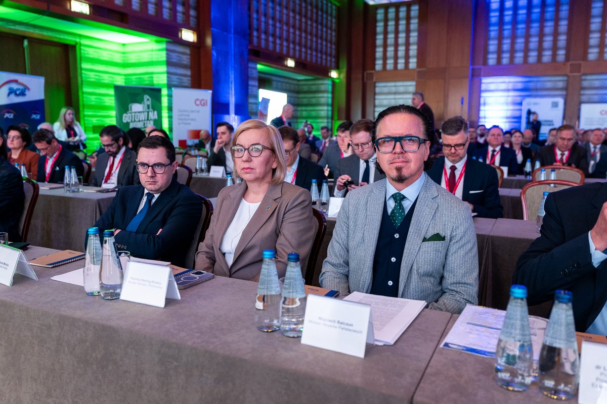 MAPGOVPL's tweet photo. 📢 #MAPaTygodnia #RobimyNieGadamy 

W tym tygodniu:
✅odbyła się konferencja podsumowująca pierwsze 100 dni ministra @wbalczun w MAP;
✅ doszło do zmian w Kierownictwie resortu - Premier @donaldtusk powołał z dniem 5 listopada 2025 r. Elizę Zeidler na stanowisko Sekretarza stanu w MAP;
✅w @rzeczpospolita i @Parkietcom ukazał się wywiad z ministrem @wbalczun o misji, priorytetach i planach MAP, a także o bieżącej sytuacji i wyzwaniach w spółkach z udziałem Skarbu Państwa; 
✅odbyła się konferencja @EuroPOWERKonf, gdzie dyskutowano o kierunkach transformacji energetycznej w Polsce, ze szczególnym uwzględnieniem #OZE i bezpieczeństwa energetycznego;
✅minister @wbalczun odwiedził ośrodek badawczy @CEZAMAT_, wziął też udział w cotygodniowym posiedzeniu Rady Ministrów. 
✅odbyło się spotkanie wiceministra @KonradGolota z przedstawicielami @L3HarrisTech Technologies. Przedmiotem rozmów była współpraca polskiego państwowego przemysłu obronnego z amerykańską spółką zbrojeniową.