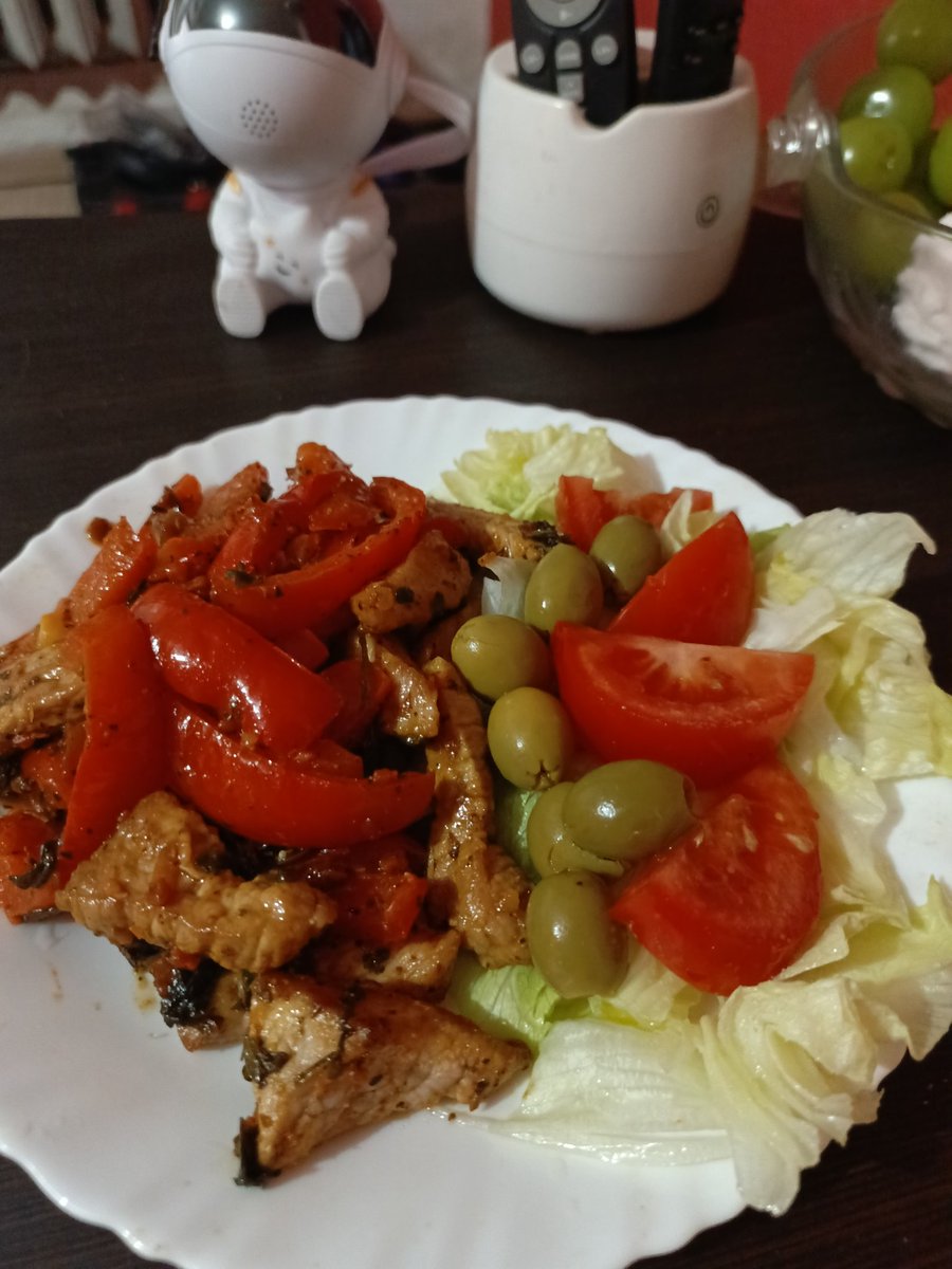 Хоть аппетит хороший, хоть что то радует.
Поем и постельный режим до завтра, посмотрю легкий сериальчик и в местном чате поищу кто умеет в уколы.сори за спам, но мне очень страшно и мне необходимо это. Детей тоже замучила), постоянно обшаемся, поддерживают и успокаивают❤️