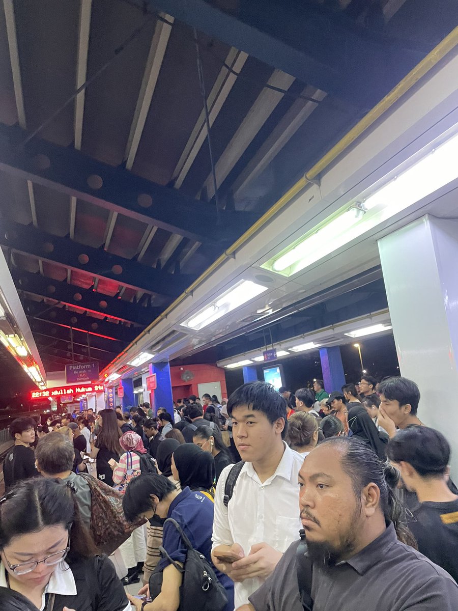 NotPeterTwo's tweet photo. Hi @askrapidkl mana train ya? Terpacak dekat Abdullah Hukum ni 15 minit dah nih. Ada problem apa2 ke? https://t.co/9sVEynMqzM