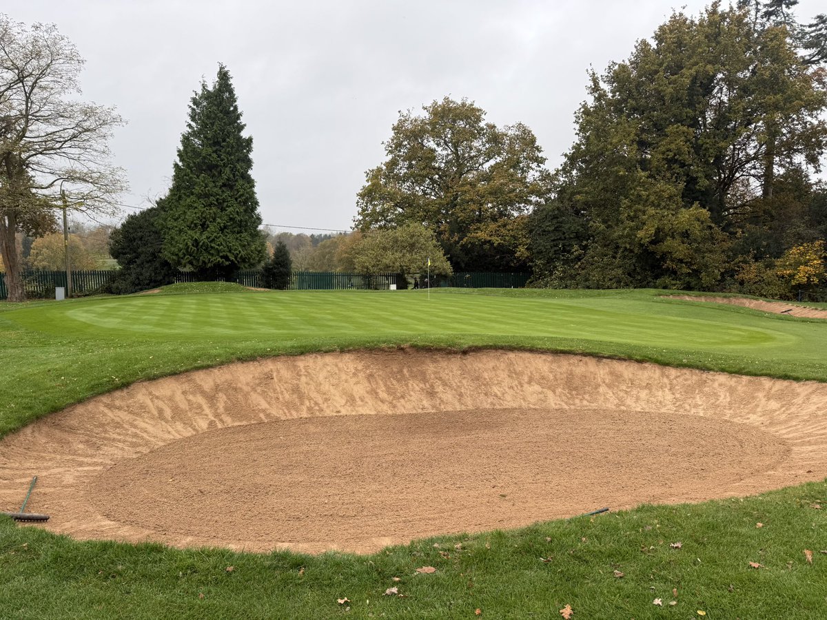 c86low's tweet image. Course setup for the weekend! Plenty of leaves to contend with this week! #turf #golf #golfcourse #greenkeeping
