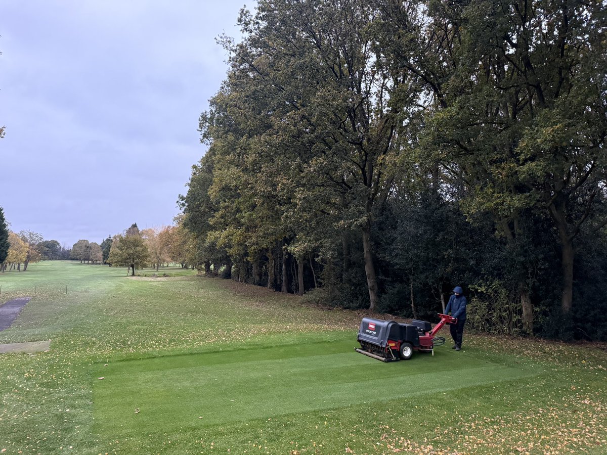 c86low's tweet image. Course setup for the weekend! Plenty of leaves to contend with this week! #turf #golf #golfcourse #greenkeeping