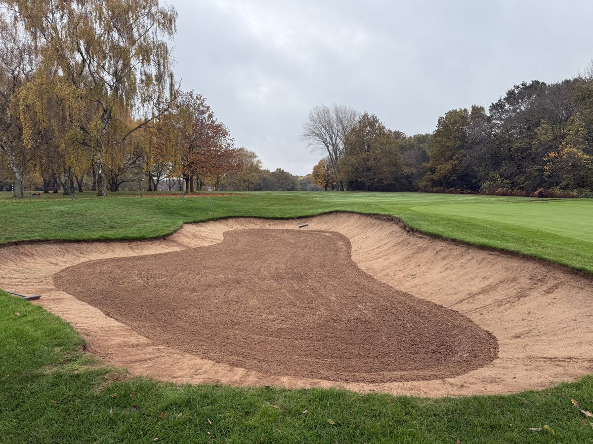 c86low's tweet image. Course setup for the weekend! Plenty of leaves to contend with this week! #turf #golf #golfcourse #greenkeeping
