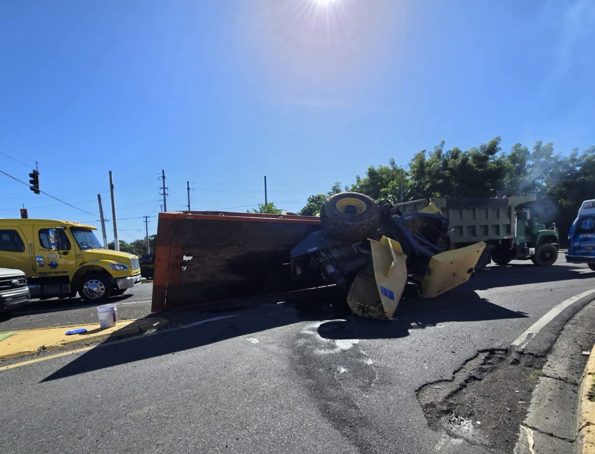 ✅️🚨📣🤔👉CUAL FUE LA DISTRACCION?? - La policia reporta accidente con camión en la carreteea #2 intercesión con la carretera 417 del barrio guanabano en Aguada.

Vía: Cortes Fire Rescue