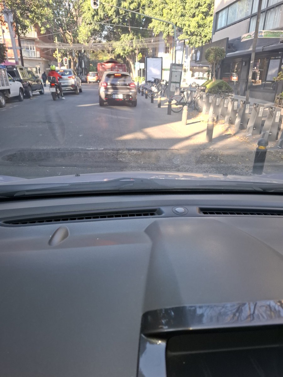 NMopohua's tweet image. Alcaldesa, se requiere su apoyo para arreglar un bache sobre la calle de puebla, casi esquina con mérida, enfrente dela estación de ecobici, en la roma norte