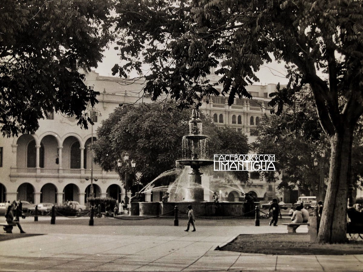 limantigua's tweet photo. Una vista hacia la fuente de la Plaza de Armas de Lima; con árboles para el ciudadano. 🌳
Coleccion Lima Antigua
#MasÁreasVerdesparaLima #arboles #LimaQuema #vladimirvelasquez #limantigua #coleccionlimantigua #MasVerdeParaLima https://t.co/BJdVO6aQQx