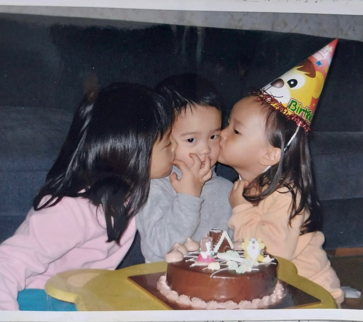 no but shinyu is seriously so loved by his noonas. the way it's actually his noona's birthday, yet he's the one getting all the kisses🥺❤️