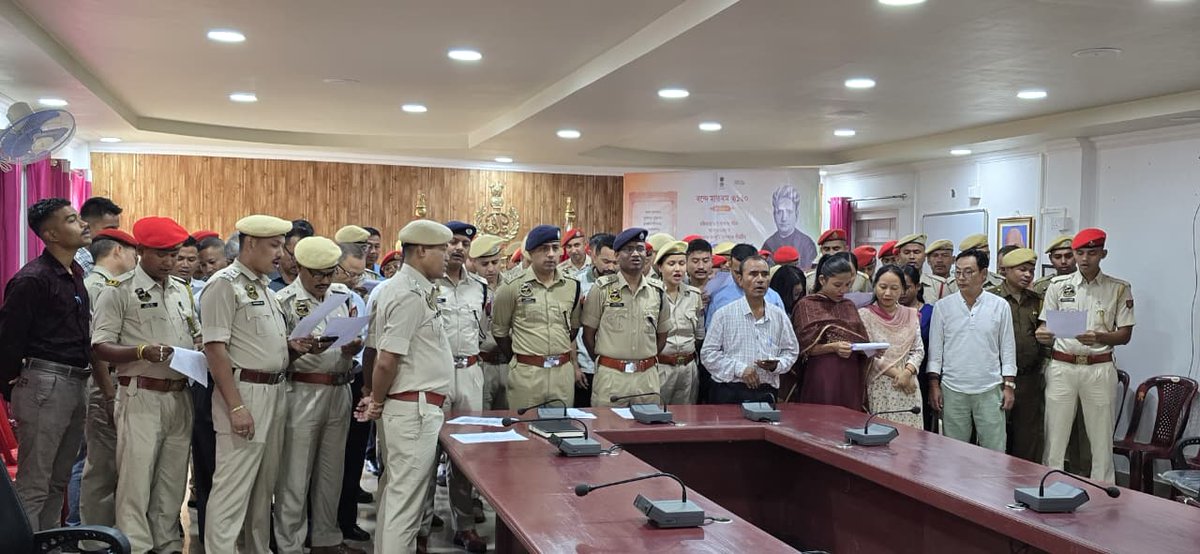 DimahasaoPolice's tweet image. Today, Dima Hasao Police marked the 150th anniversary of our national song 'Vande Mataram' by collectively singing it along with all police personnel and staff. The event reflected deep patriotism and unity among the force. @assampolice @HardiSpeaks @DimaDipr