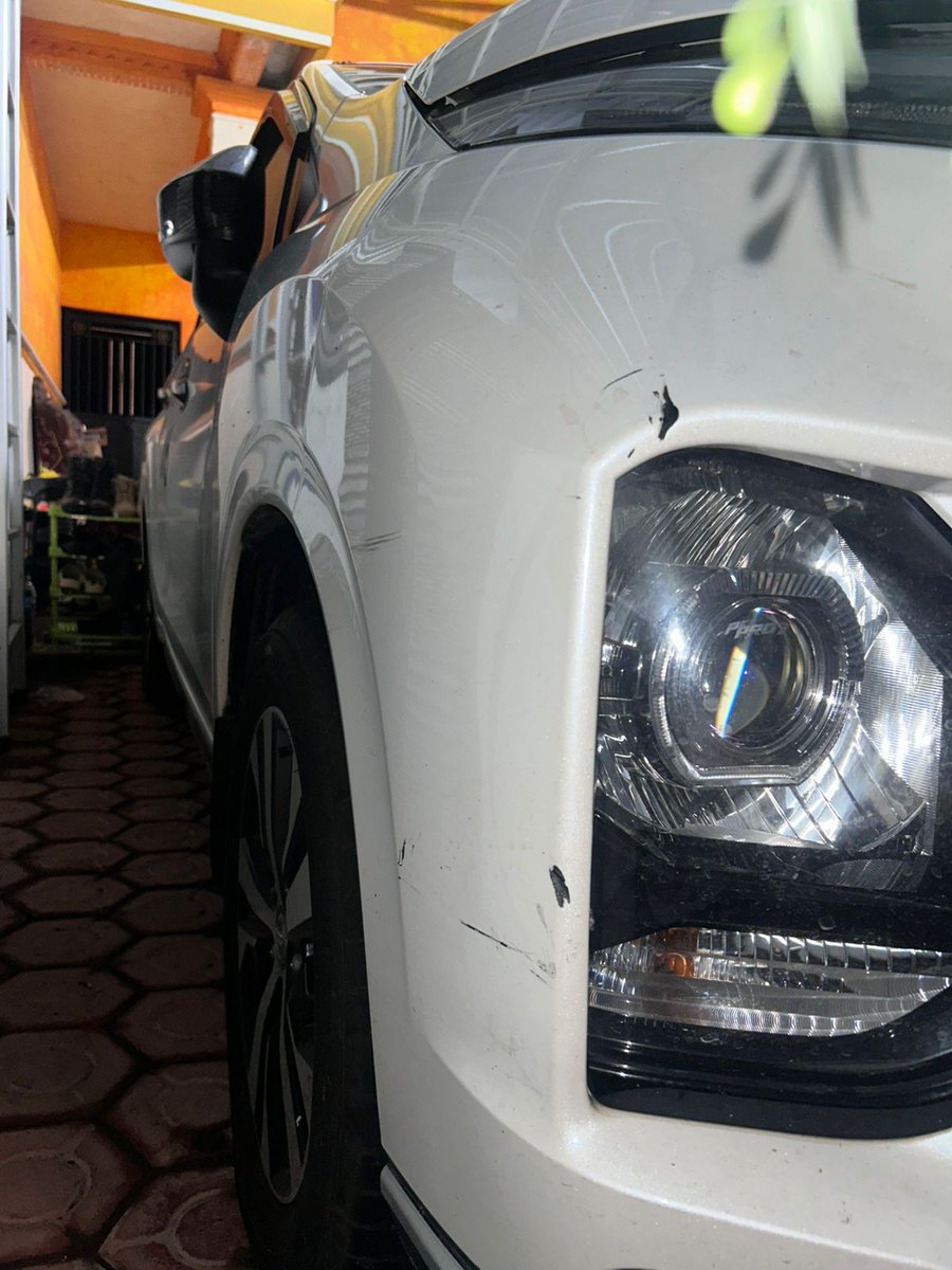 Pickauto_sda's tweet photo. Project Paint Correction ✔️

Tips repair cat :
1. Poles dulu bidang yg mau dicat minimal 2 panel (cutting bisa pakai Menzerna 300 dan pad polish 5" dengan mesin rotari)
3. Mix cat dengan referensi warna yang sudah gak jamuran
4. Body repair &amp; cat https://t.co/jx1vNxoLem
