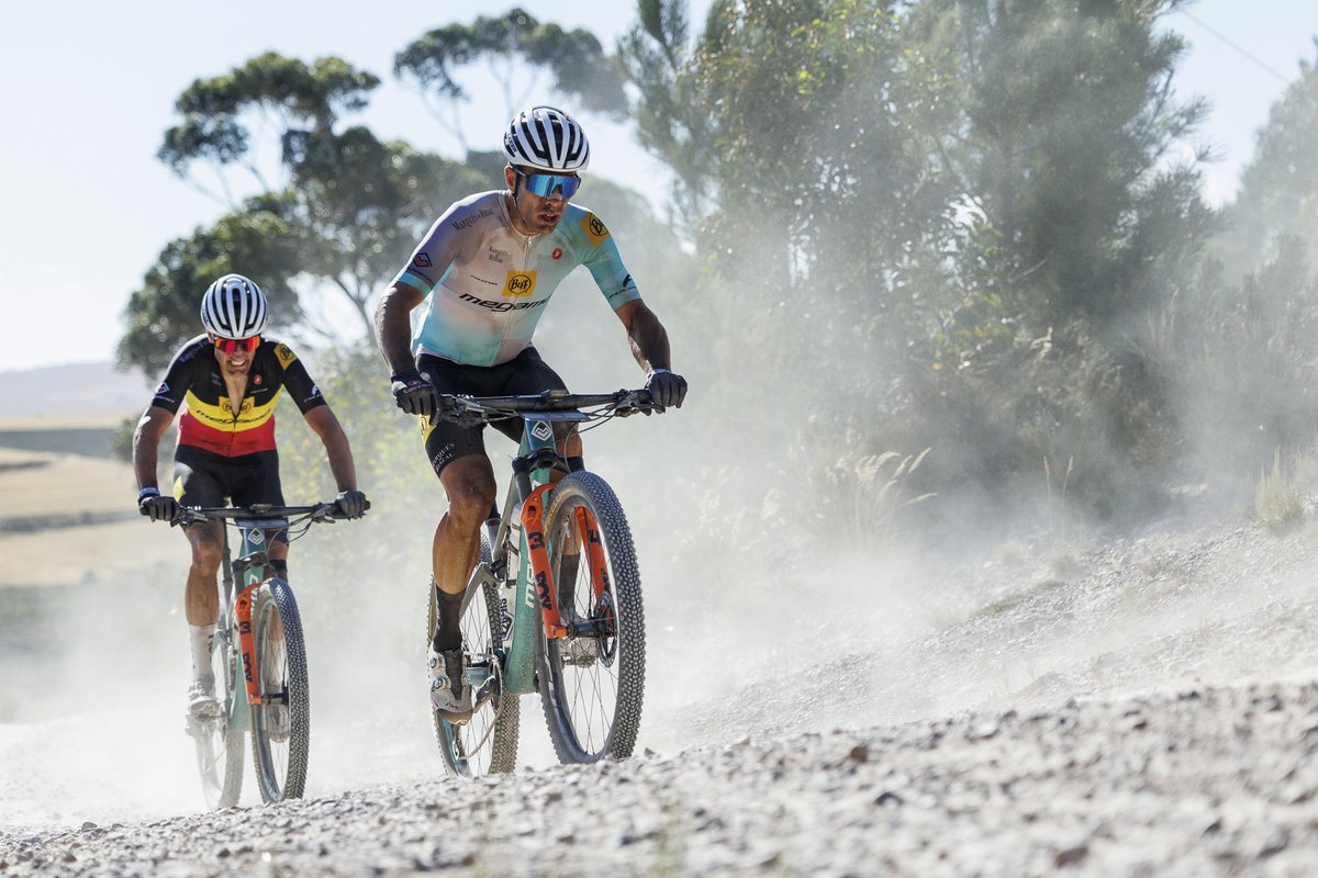 A strong southeasterly wind played a key part in Marc Pritzen and Felix Stehli's victory on Stage 1 of the Shiraz race at FNB Wines2Whales. The Honeycomb 226ers attacked into a crosswind on a tar road section, created a gap, and rode away to the stage win: diverge.info/2025/11/07/win…
