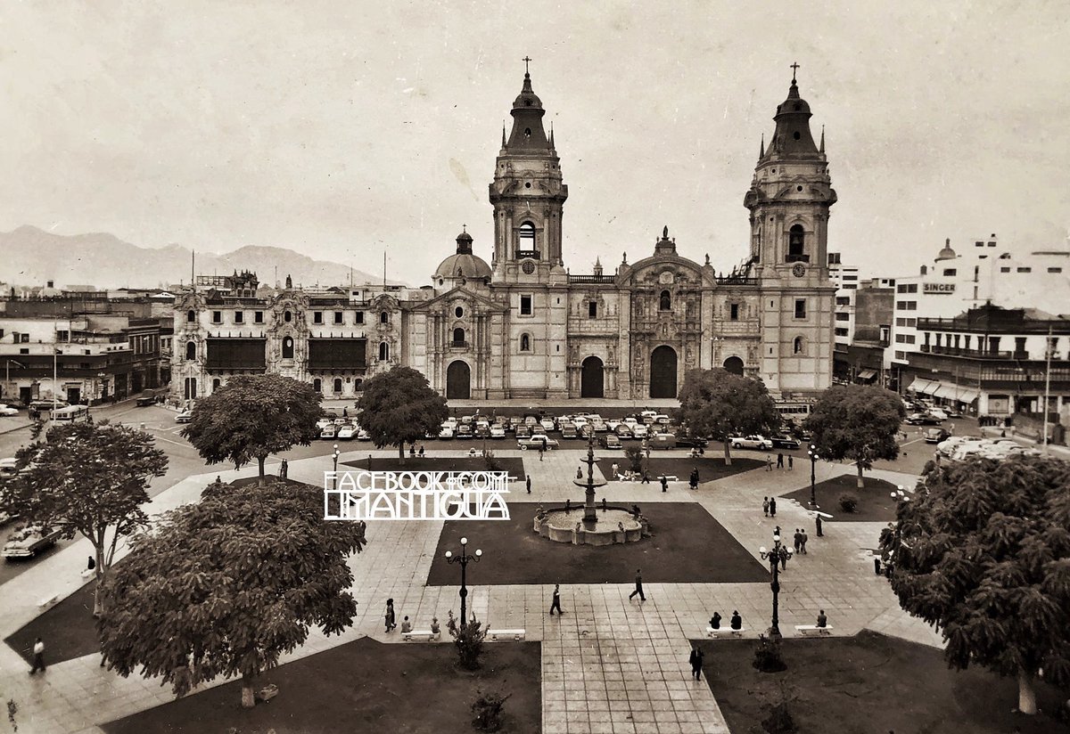 limantigua's tweet photo. Una vista desde lo alto hacia la Plaza de Armas de Lima; con árboles para el ciudadano. 🌳
Coleccion Lima Antigua
#MasÁreasVerdesparaLima #arboles #LimaQuema #vladimirvelasquez #limantigua #coleccionlimantigua #MasVerdeParaLima https://t.co/YRmIKRgqDs