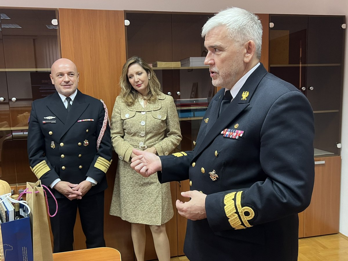 The delegation of the Polish Naval Academy, led by Admiral Tomasz Szubrycht, visited the University of Defense and Security „Franjo Tuđman“.
Discussions focused on strengthening academic and professional cooperation and exploring future defense and security projects. 🤝🇭🇷🇵🇱