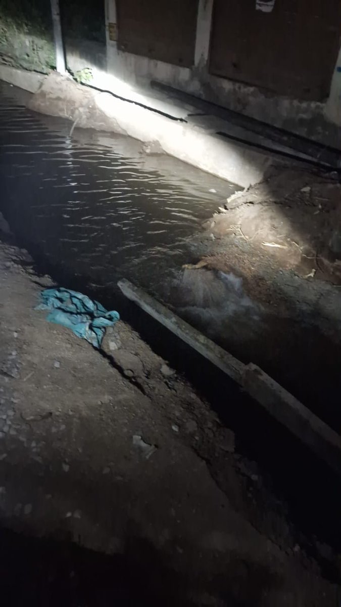 ankush_ghai's tweet photo. @CleanJhansi  Gallons of water is already wasted. If nobody fixes this.. a lot more will be wasted overnight. https://t.co/zUTzf898dL