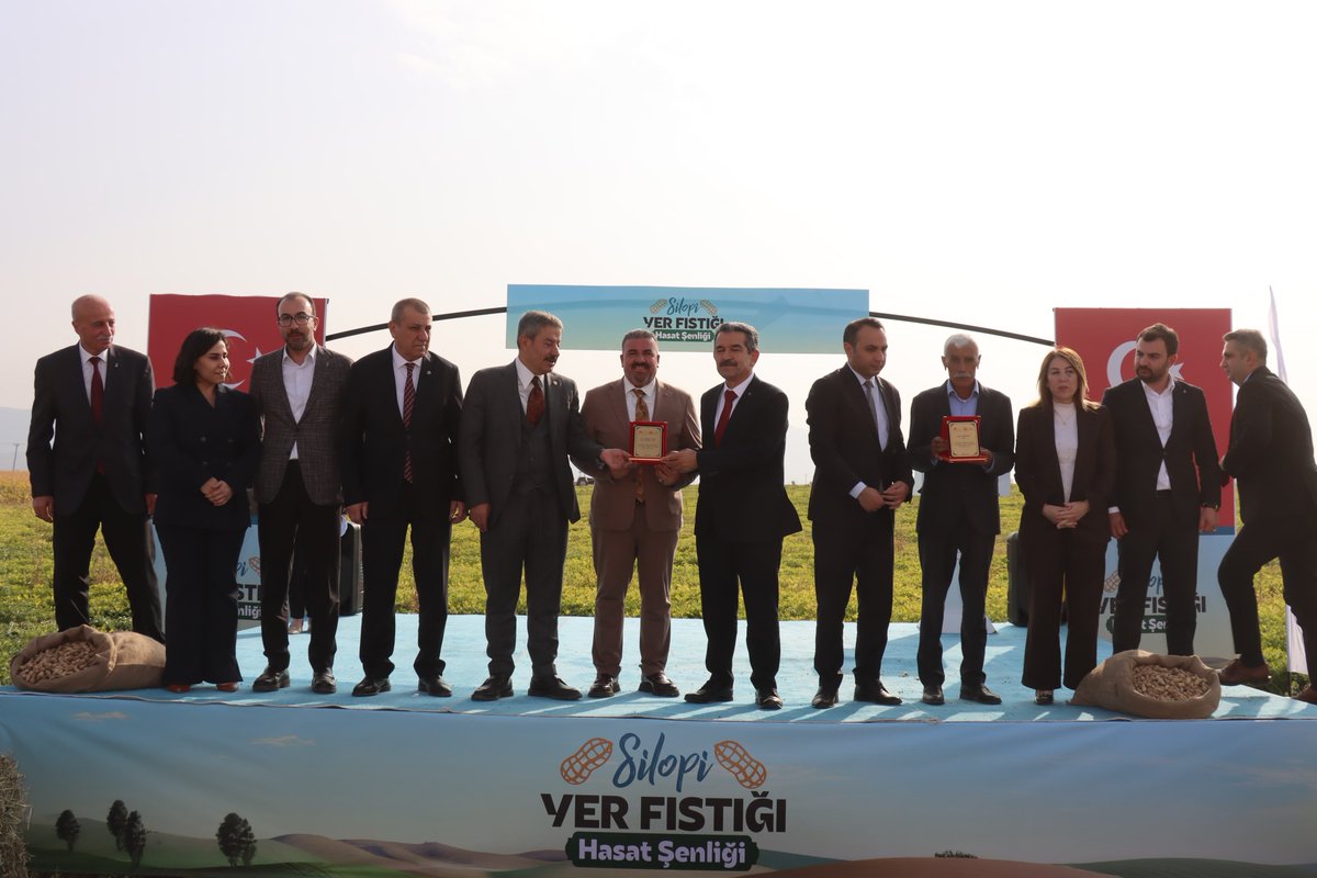 Valimiz Birol Ekici, Milletvekili Arslan Tatar ve Silopi Kaymakamı Çağlar Partal ile birlikte Şırnak Silopi Yer Fıstığı Hasadı Şenliğine katıldı.

Yer fıstığı üretiminde Türkiye’de 3. sırada yer alan Silopi, tarımsal üretim potansiyeliyle bölge ekonomisine önemli katkı sağlıyor.