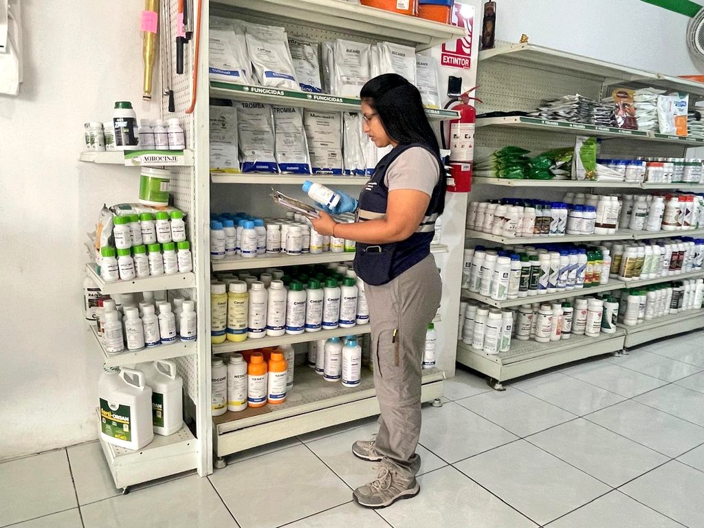 #Guayas | 🛠️ Realizamos control de comercialización en establecimientos de expendio de insumos agropecuarios, verificando el cumplimiento de requisitos para su distribución en el cantón Yaguachi.
#RegistroResponsable 🇪🇨